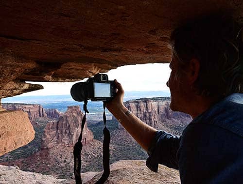 Hobre grabando con la Nikon Z7 II Cámara sin espejo con objetivo 24-70 mm