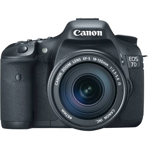 Canon EOS 7D DSLR con lente 18-135mm vista frontal