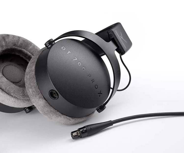 beyerdynamic DT 700 Pro X con cable mini XLR vista de perfil