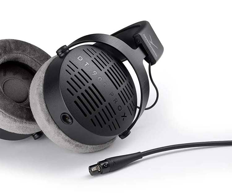 beyerdynamic DT 900 Pro X con cable mini XLR vista de perfil