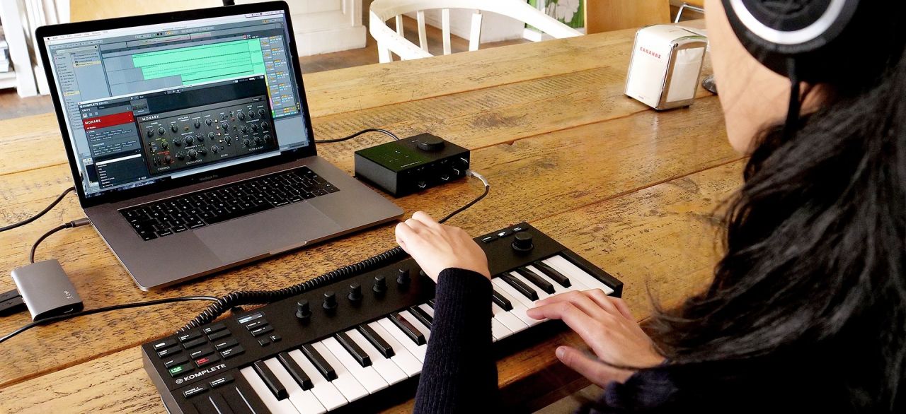 Komplete Kontrol M32, crea música desde cualquier lugar del mundo. 